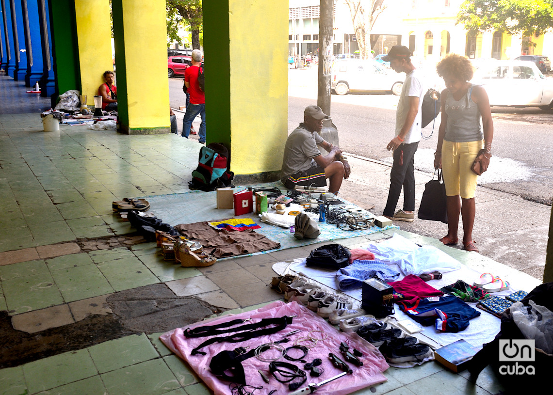 Puestos de venta callejera en La Habana. Foto: Otmaro Rodríguez.