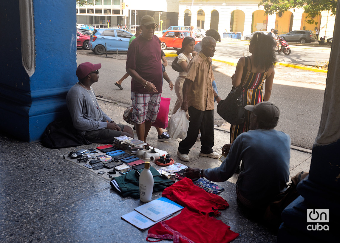 Puesto de venta callejera en La Habana. Foto: Otmaro Rodríguez.