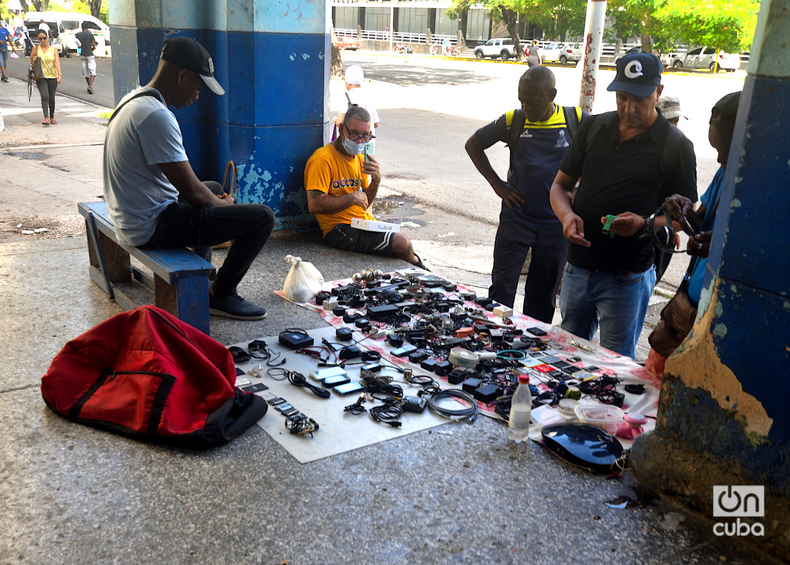 En ocasiones se encuentran cosas útiles y en buen estado en los puestos de venta callejera. Foto: Otmaro Rodríguez.