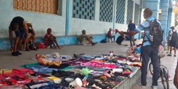 Puestos de venta callejera en La Habana. Foto: Otmaro Rodríguez.