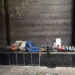 Una persona duerme en las afuera del banco metropolitano de la calle Empedrado, junto a zapatos que tiene en venta. Foto: Otmaro Rodríguez.
