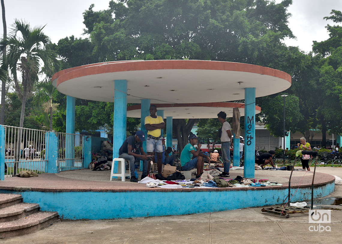 La glorieta del parque del Curita sirve a varias personas para vender productos en el día y pernoctar en la noche. Foto: Otmaro Rodríguez.