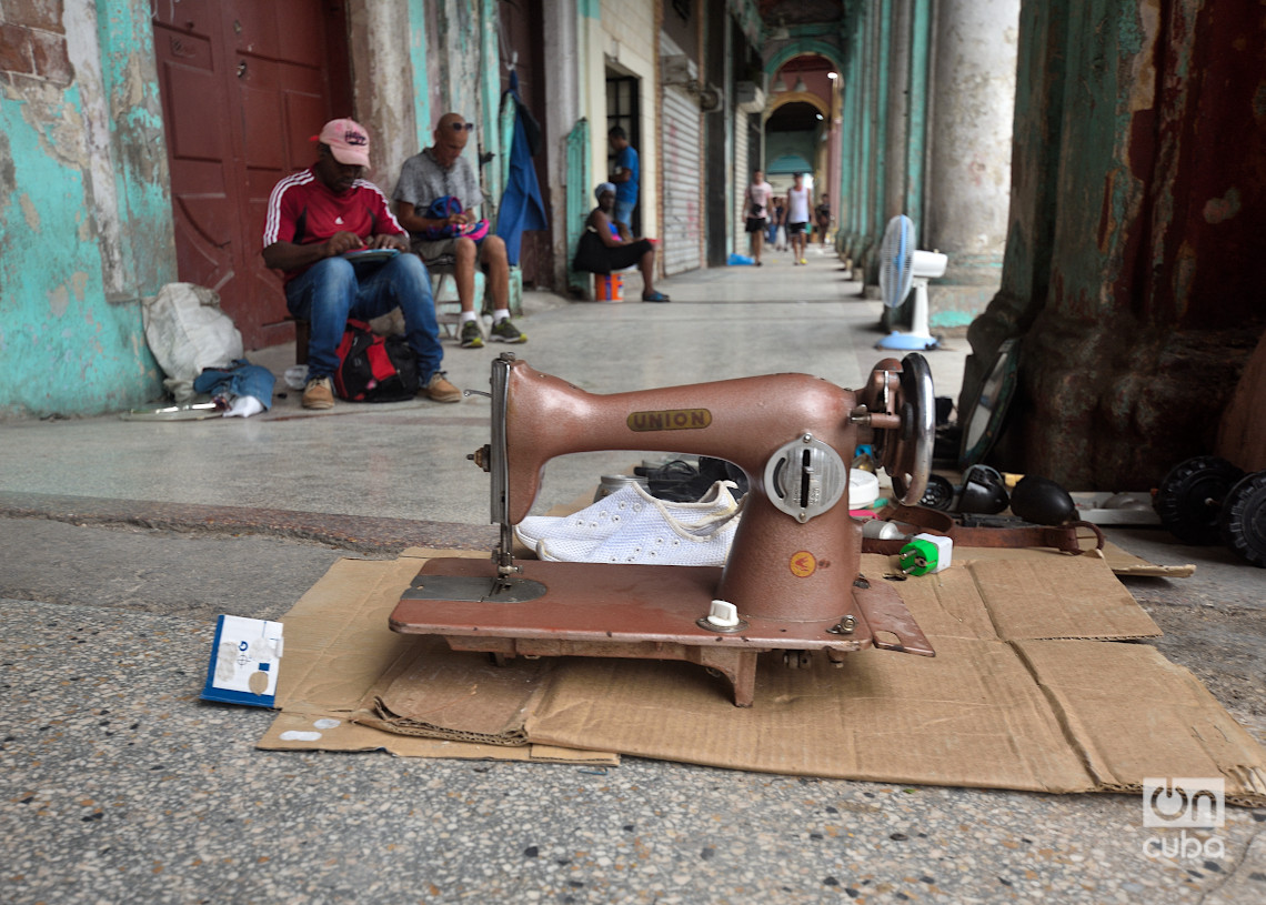 Una máquina de coser en venta, en la calle Galiano. Foto: Otmaro Rodríguez.