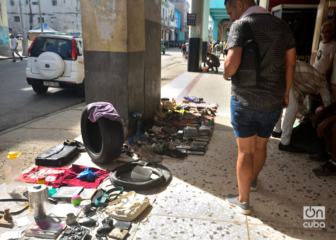 Diversos objetos en venta, en un puesto callejero en La Habana. Foto: Otmaro Rodríguez.