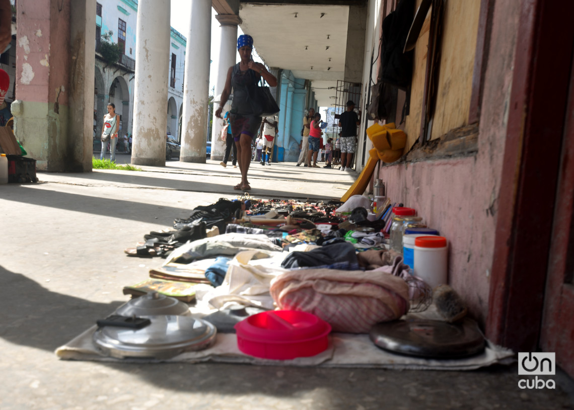 Diversos objetos en venta, en un puesto callejero en La Habana. Foto: Otmaro Rodríguez.