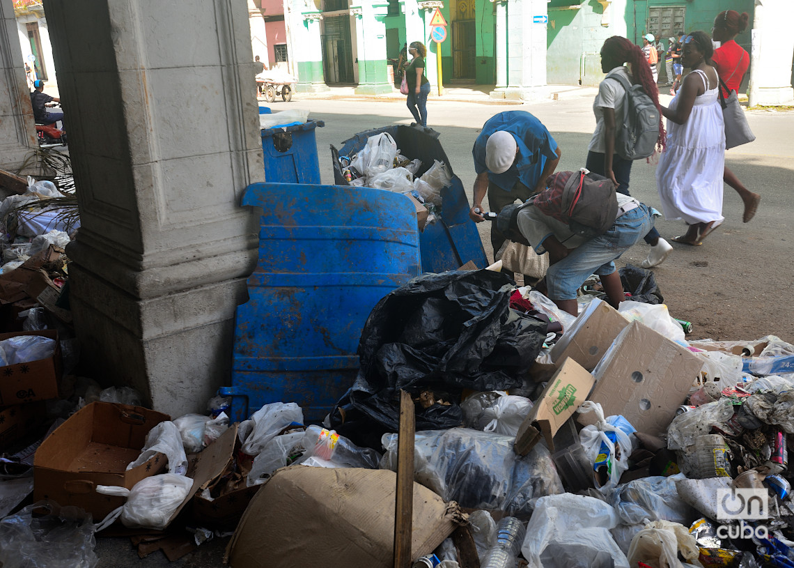 Personas hurgando en la basura para posteriormente vender lo que "rescatan". Foto: Otmaro Rodríguez.