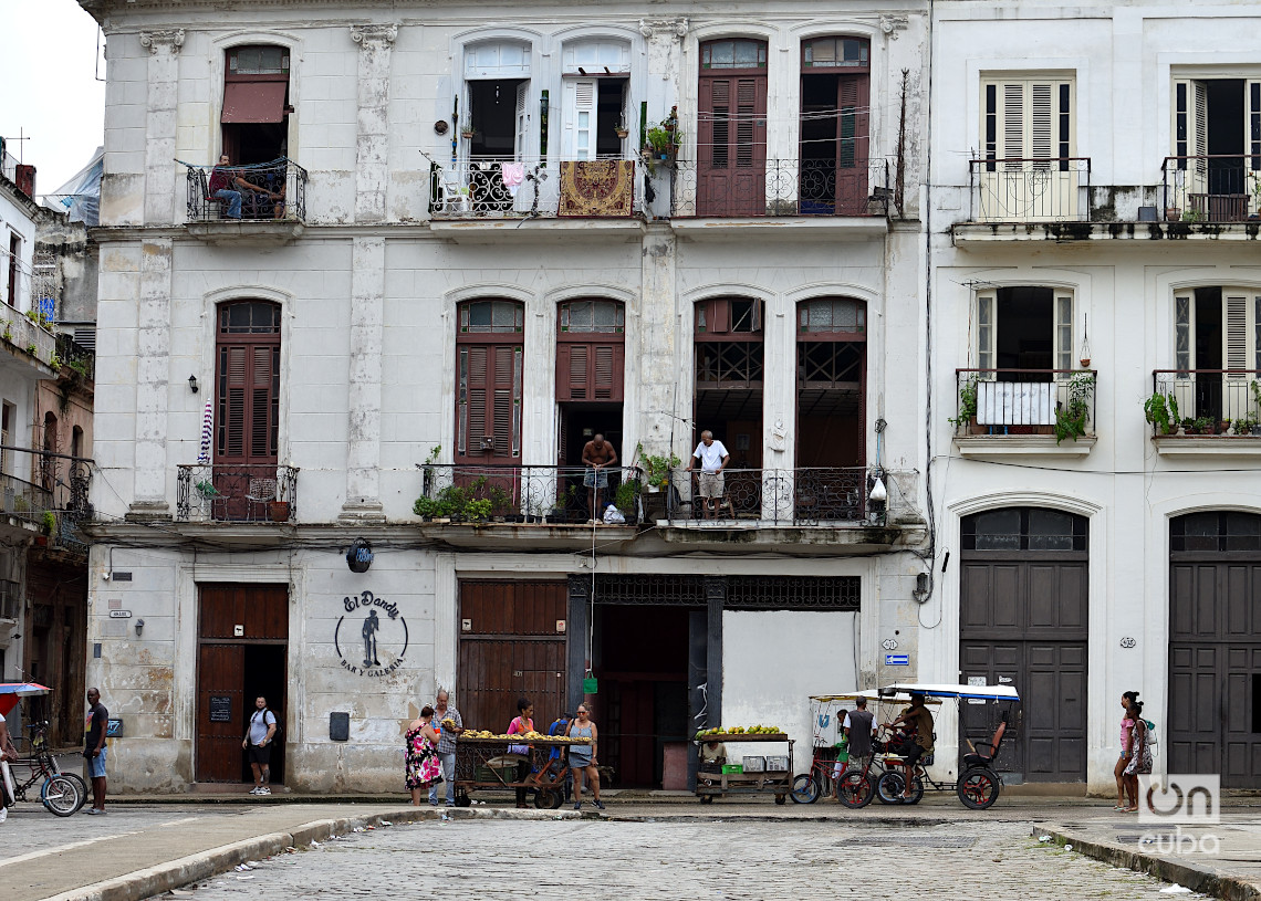 Personas en una calle de La Habana durante el apagón por la desconexión total del sistema eléctrico de Cuba. Foto: Otmaro Rodríguez.