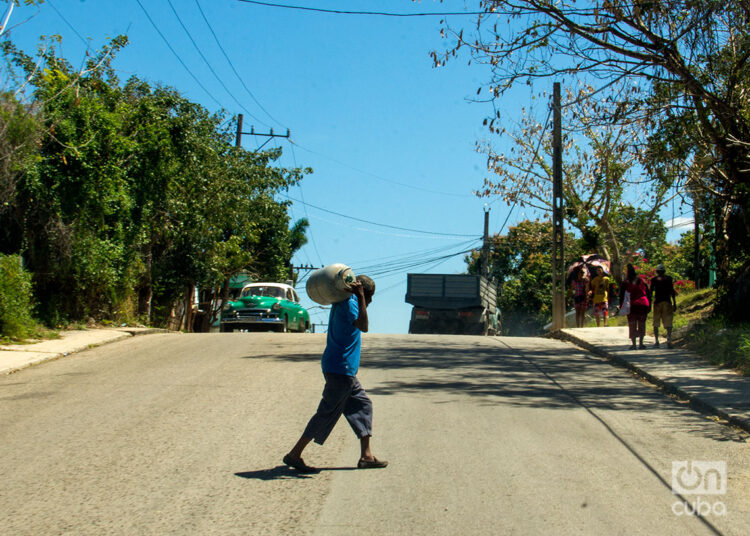 Un hombre carga una balita de gas en La Habana. Foto: Otmaro Rodríguez.