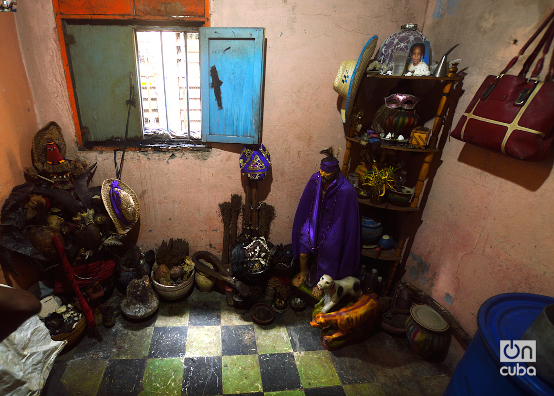 Cuarto de religión en una vivienda en el reparto Zamora, Marianao, La Habana. Foto: Otmaro Rodríguez.