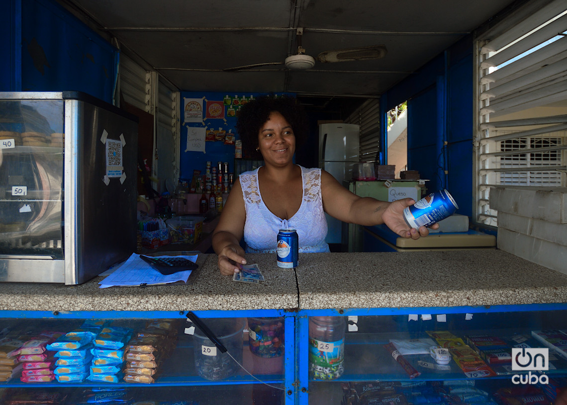 Una joven trabajando en una cafetería del reparto Zamora, Marianao, La Habana. Foto: Otmaro Rodríguez.