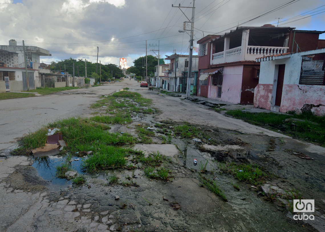 Calle en mal estado en el reparto Zamora, Marianao, La Habana. Foto: Otmaro Rodríguez.