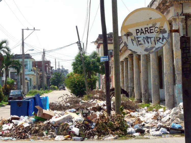 Acumulación de basura en el municipio habanero de 10 de octubre. Alguien intervino la señal de tráfico para llamar la atención de un fenómeno cotidiano. Foto: AMD.