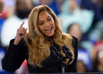 Beyoncé habla durante el mitin de la candidata presidencial demócrata Kamala Harris, en el Shell Energy Stadium en Houston, Texas. Foto: EFE/EPA/CARLOS RAMIREZ.