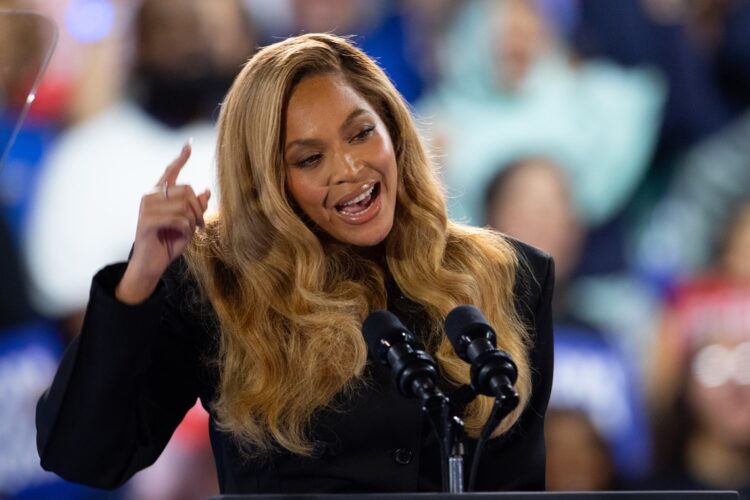 Beyoncé habla durante el mitin de la candidata presidencial demócrata Kamala Harris, en el Shell Energy Stadium en Houston, Texas. Foto: EFE/EPA/CARLOS RAMIREZ.