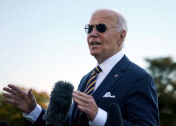 El presidente Biden antes de salir de la Casa Blanca para Phoenix, Arizona. Foto: EFE/EPA/WILL OLIVER.