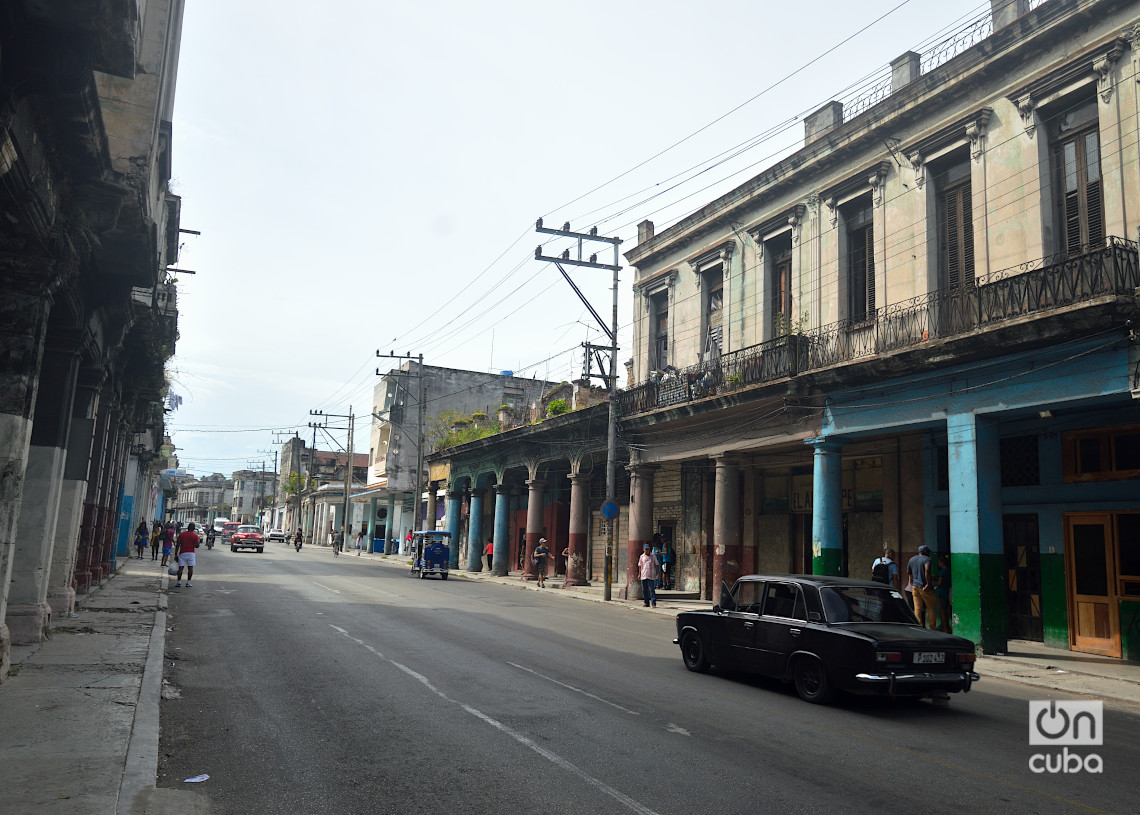 Calzada de Diez de Octubre, en las cercanías de la Esquina de Toyo. Foto: Otmaro Rodríguez.