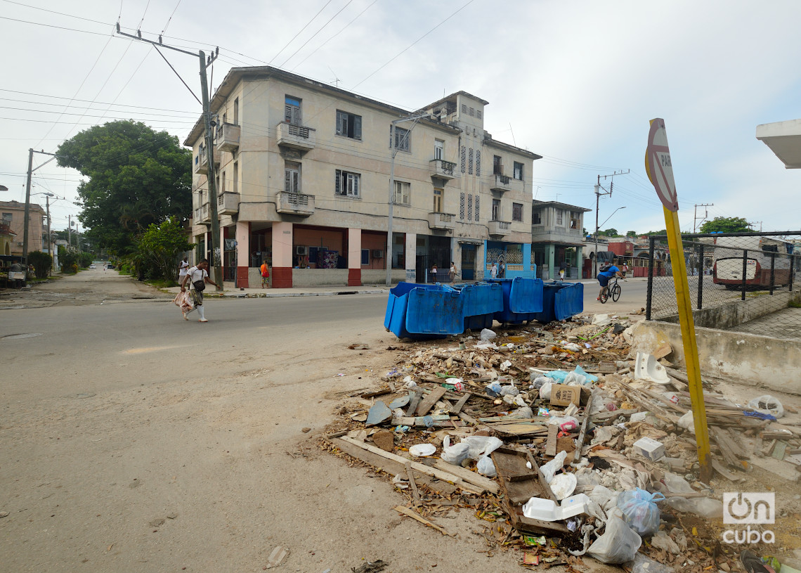 Basurero en la Calzada de Luyanó. Foto: Otmaro Rodríguez.