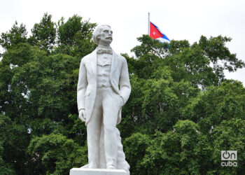 Monumento a Carlos Manuel de Céspedes, en la Plaza de Armas de La Habana. Foto: Otmaro Rodríguez.