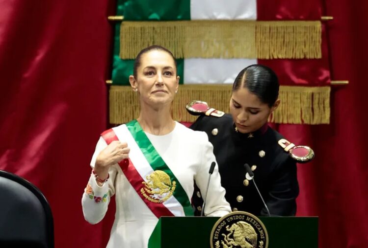 Claudia Sheinbaum recibe la banda presidencial. Foto: EFE.