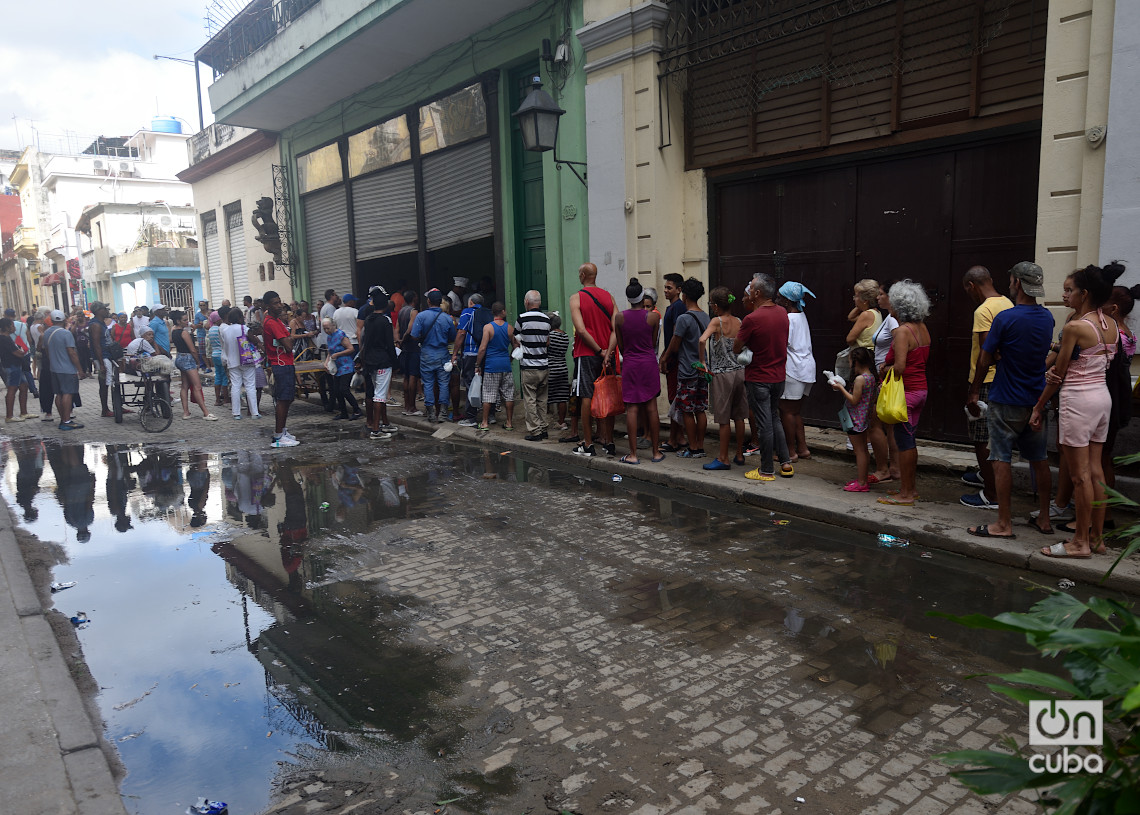 Personas hacen cola para comprar pan en La Habana durante el apagón por la desconexión total del sistema eléctrico de Cuba. Foto: Otmaro Rodríguez.