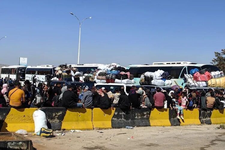 Desplazados de Líbano huyen hacia la vecina Siria. Foto: EFE