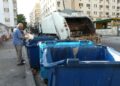 Un vecino bota la basura en los contenedores recién recogidos por el camión roto unos momentos después. Foto: AMD.