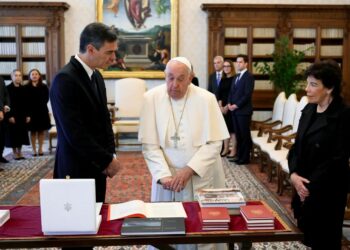 El papa Francisco y el presidente Pedro Sánchez junto a la embajadora española en el Vaticano, Isabel Celaá. Foto: EFE/ Mario Tomassetti Prensa del Vaticano.