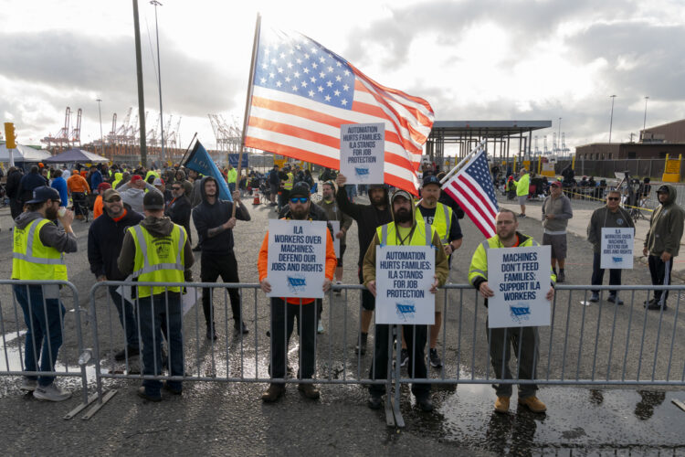 Trabajadores del puerto marítimo de Nueva Jersey durante la huelga. Foto: EFE/Ángel Colmenares.