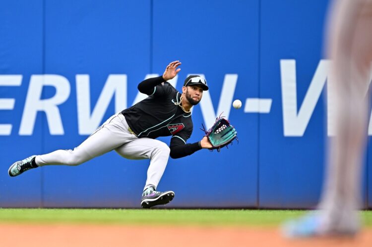 Lourdes Gurriel Jr. tuvo un gran rendimiento defensivo como jardinero izquierdo de los Diamondbacks. Foto: Jason Miller.