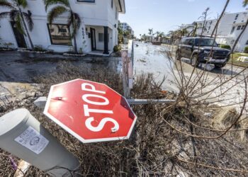 Tampa (United States), 10/10/2024.- View of damages left behind by Hurricane Milton in Siesta Key, Florida, USA, 10 October 2024. The National Hurricane Center's Live Hurricane Tracker shows that Hurricane Milton made landfall on the west coast of Florida on 09 October evening. Milton, which rapidly intensified into a Category 5 hurricane on 07 October, weakened as it approached the shore but will continue to cause significant weather impacts across the state. EFE/EPA/CRISTOBAL HERRERA-ULASHKEVICH