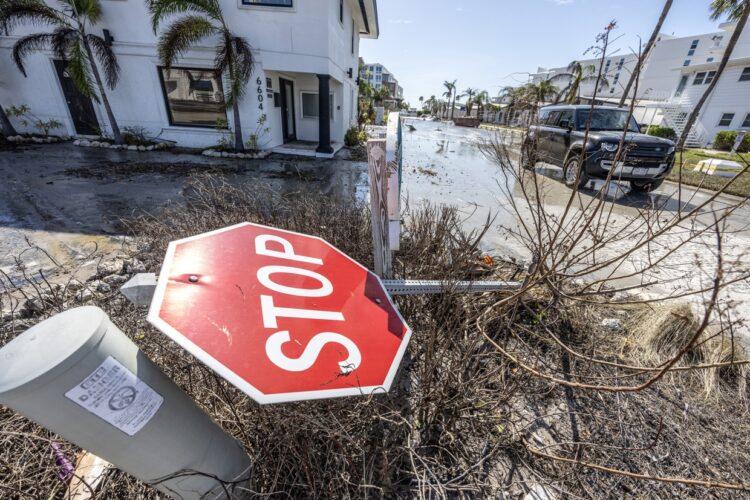 Tampa (United States), 10/10/2024.- View of damages left behind by Hurricane Milton in Siesta Key, Florida, USA, 10 October 2024. The National Hurricane Center's Live Hurricane Tracker shows that Hurricane Milton made landfall on the west coast of Florida on 09 October evening. Milton, which rapidly intensified into a Category 5 hurricane on 07 October, weakened as it approached the shore but will continue to cause significant weather impacts across the state. EFE/EPA/CRISTOBAL HERRERA-ULASHKEVICH