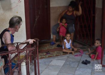 Vecinos de un edificio en La Habana durante el apagón por la desconexión total del sistema eléctrico de Cuba. Foto: Otmaro Rodríguez.