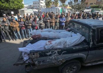 Palestinos rezan junto a los cuerpos de varias víctimas de un ataque aéreo israelí en el campo de refugiados de Al Nusairat, en la Franja de Gaza, en una imagen de archivo. Foto: Mohammed Saber / EFE / Archivo.