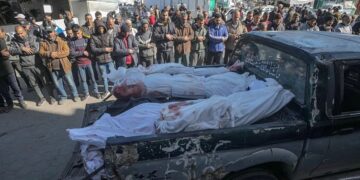 Palestinos rezan junto a los cuerpos de varias víctimas de un ataque aéreo israelí en el campo de refugiados de Al Nusairat, en la Franja de Gaza, en una imagen de archivo. Foto: Mohammed Saber / EFE / Archivo.