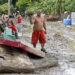 Un hombre camina junto a colchones destruidos en el exterior de una vivienda en la región de San Antonio del Sur una semana después del paso de la tormenta tropical Oscar. Foto: Ernesto Mastrascusa / POOL / EFE.