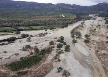 Vista aérea de una zona devastada en la región de San Antonio del Sur una semana después del paso de la tormenta tropical Oscar. Foto: Ernesto Mastrascusa / POOL / EFE.