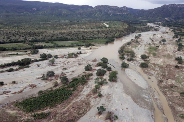 Vista aérea de una zona devastada en la región de San Antonio del Sur una semana después del paso de la tormenta tropical Oscar. Foto: Ernesto Mastrascusa / POOL / EFE.