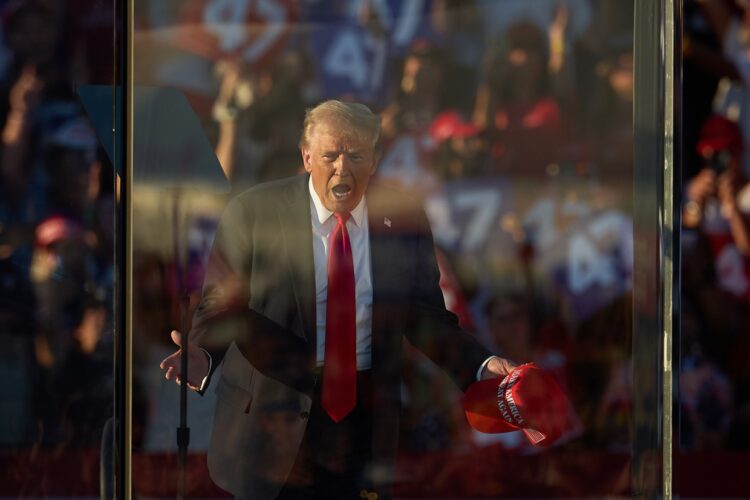 Donald Trump en un mitin electoral en Coachella, California, ayer 12 de octubre. Foto: EFE/EPA/ALLISON DINNER.