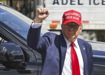 Donald Trump, saluda durante un recorrido por zonas afectadas por el huracán Helene en Georgia.. Foto:  EFE/EPA/ERIK S. LESSER.