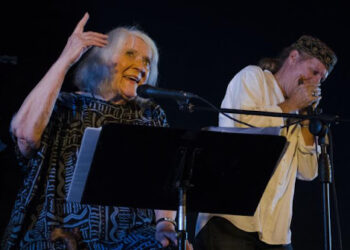 Barbara Dane y su hijo Paul Menéndez durante una presentación en Cuba. Foto: Uneac.