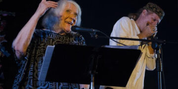 Barbara Dane y su hijo Paul Menéndez durante una presentación en Cuba. Foto: Uneac.