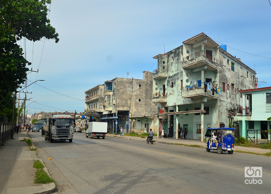 Edificios de viviendas en la Calzada de Luyanó. Foto: Otmaro Rodríguez.