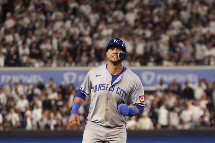 Yulieski Gurriel tuvo un gran partido contra los Yankees en el inicio de la Serie Divisional, pero no pudo impedir la derrota de los Royals. Foto: Sarah Yenesel / EFE.