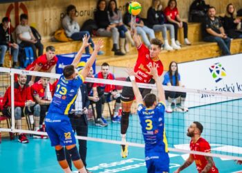 El joven y talentoso voleibolista cubano Alejandro Miguel González, en una acción de ataque durante un partido de la Liga Checa de Voleibol. Foto: volejbalcb.cz / Archivo.