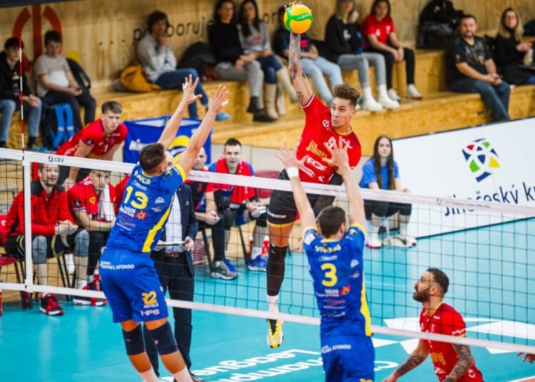 El joven y talentoso voleibolista cubano Alejandro Miguel González, en una acción de ataque durante un partido de la Liga Checa de Voleibol. Foto: volejbalcb.cz / Archivo.