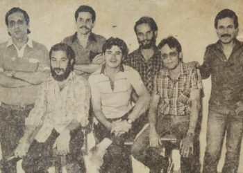 Paseo entre 25 y 27, El Vedado, 1985. De izquierda a derecha, en la fila de atrás, Miguel Mejides, Reinaldo Montero, Arturo Arango y Francisco López Sacha; delante, sentados, Leonardo Padura, Senel Paz y Luis Manuel García. Foto: Mongo Estupiñán.