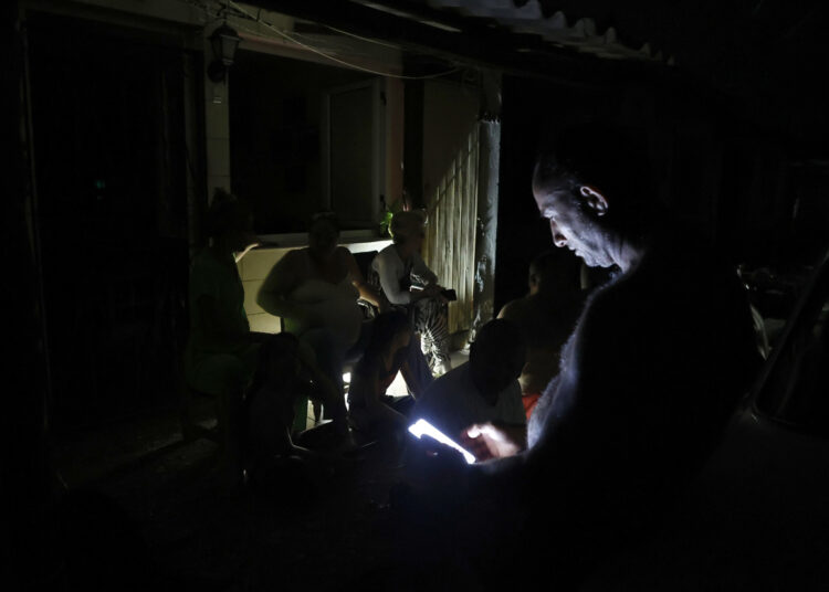 Personas en La Habana durante durante el apagón por la desconexión total del sistema eléctrico de Cuba. Foto: Ernesto Mastrascusa / EFE.