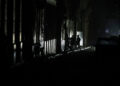 Personas caminan de noche en una calle de La Habana durante durante el apagón por la desconexión total del sistema eléctrico de Cuba. Foto: Ernesto Mastrascusa / EFE.