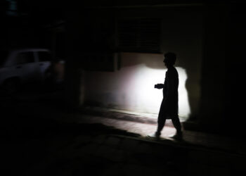 Un hombre camina de noche en una calle de La Habana durante el apagón por la desconexión total del sistema eléctrico de Cuba. Foto: Ernesto Mastrascusa / EFE.