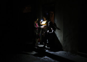 Personas en La Habana durante durante el apagón por la desconexión total del sistema eléctrico de Cuba. Foto: Ernesto Mastrascusa / EFE.